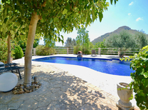 Kleines Ferienhaus zur Ferienvermietung im Inselnorden von Mallorca nahe Alcudia für 3 Personen mit Pool, Klimaanlage, Jacuzzi und schönen Garten mit Grill.