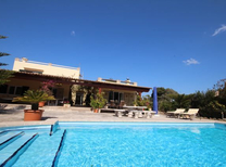 Ferienhaus am Meer im Süden Mallorcas, strandnah gelegen mit Klimaanlage, Internet und großem Pool. Urlaub in Santanyi unweit der Cala S'Amarador und der Cala Mondrago für 6 bis 8 Personen.