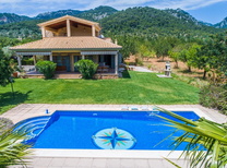 Modernes Ferienhaus mit Pool nahe der Tramuntana Berge mit herrlichen Weitblick über die Insel. Ein Ferienhaus mit vielen Extras eingebettet in die hügelige Landschaft