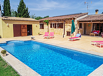 Komplett eingezäunt und ruhig gelegen ist diese Mallorca Finca mit Pool und Internet, nahe bei Arta im Osten Mallorcas. Ländlich gelegene Familienfinca günstig mieten mit garantierter Privatsphäre noch freie Termine für 2016 / 2017