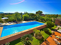 In unmittelbarer Umgebung der charmanten Ortschaft Selva liegt das ebenerdige Ferienhaus, ideal für Familien mit Kleinkindern oder Senioren. Finca mit Ausblick, extra großem Pool und rustikalem Charme im Norden von Mallorca.