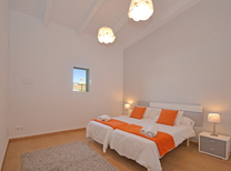 Ferienhaus mit separaten Wohnbereichen bestehend aus 3 Fincas für bis zu 34 Personen in Inselmitte von Mallorca mit Pool, Kinderpool, BBQ Grill, Kinderspielplatz und Internet, optimal für große Reisegruppen zu mieten