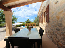 Ortsnahe Finca bei Arta im Nordosten Mallorcas. Ferienhaus in Alleinlage mit Kindersicherung am Pool, Internet und Klimaanlage