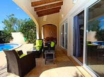 Mallorca Ferienhaus mit Klimaanlage und eigenen Meerzugang. Den Strand können sie in 300 Meter zu Fuss erreichen. Ferienunterkunft für 7 Personen mit fantastischen Meerblick auf die große Bucht von Alcudia.