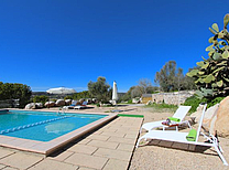 Restaurierte Luxus Ferienhaus Villa in exklusiver Mallorca Traumlage mit weitläufigen Garten und Pool mit Nichtschwimmerbecken.