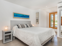 Neues Ferienhaus mit extravagantem Pool und klimatisierten Schlafzimmern in ruhiger Alleinlage nahe Pollenca im Norden Mallorcas für bis zu 6 Personen.