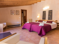 Historisches Landhaus im Herzen von Mallorca mit Pool und Internet für anspruchsvolle Feriengäste die einen Urlaub im traditionellen und komfortablen Ambiente einer Natursteinfinca zu schätzen wissen.