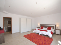 Ferienhaus mit separaten Wohnbereichen bestehend aus 3 Fincas für bis zu 34 Personen in Inselmitte von Mallorca mit Pool, Kinderpool, BBQ Grill, Kinderspielplatz und Internet, optimal für große Reisegruppen zu mieten