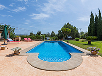 Komplett eingezäunt und ruhig gelegen ist diese Mallorca Finca mit Pool und Internet, nahe bei Arta im Osten Mallorcas. Ländlich gelegene Familienfinca günstig mieten mit garantierter Privatsphäre noch freie Termine für 2016 / 2017