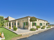 Ferienhaus mit separaten Wohnbereichen bestehend aus 3 Fincas für bis zu 34 Personen in Inselmitte von Mallorca mit Pool, Kinderpool, BBQ Grill, Kinderspielplatz und Internet, optimal für große Reisegruppen zu mieten