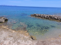 Großzügiges Chalet in Traumlage nahe Meer und Strand für anspruchsvolle Mallorca Urlauber. Dieses Mietobjekt überzeugt durch modernen Wohnkomfort, Meerblick und eine Strandnahe Lage. Sie mieten ein exklusives Anwesen für 6 Personen in ruhiger Wohnlage.