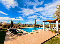 Optimaler Wohnkomfort, extra grosser Pool, unweit der schönsten Strände Mallorcas - was will man mehr? Dieses Ferienhaus bietet ein abgerundetes Konzept für einen Urlaub nach Mass.