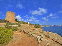 Gepflegtes Chalet im Inselsüden von Mallorca nahe der Cala Pi. Sie mieten ein zauberhaftes Ferienhaus nahe Strand und Meer mit Pool, Internet und Grill. Vermietet wird das Ferienhaus von April bis Oktober für 6 Erwachsene + Kleinkind.