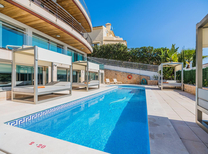 Dieses Luxusferienhaus, gelegen in Alcanada bei Alcudia im Norden Mallorcas stellt mit seiner elitären und hochwertigen Ausstattung das ideale Urlaubsdomizil für eine Reisegruppe für bis zu 11 Personen dar.