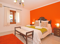 Ferienhaus mit separaten Wohnbereichen bestehend aus 3 Fincas für bis zu 34 Personen in Inselmitte von Mallorca mit Pool, Kinderpool, BBQ Grill, Kinderspielplatz und Internet, optimal für große Reisegruppen zu mieten