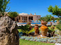Modernes Mallorca Chalet für 6 Personen mit Außenküche, Garten, drahtlosen Internetzugang, Tischtennisplatte und Swimmingpool der ohne Chemie gereinigt und daher auch für Allergiker geeignet ist.