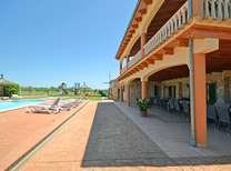 Ferienhaus mit separaten Wohnbereichen bestehend aus 3 Fincas für bis zu 34 Personen in Inselmitte von Mallorca mit Pool, Kinderpool, BBQ Grill, Kinderspielplatz und Internet, optimal für große Reisegruppen zu mieten