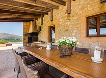 Luxus Finca Anwesen mit Infinity Pool und Panoramaausblick. Exklusive Schlafräume mit Bad en suite und TV an der zauberhaften Ostküste von Mallorca nahe San Lorenzo.