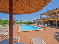Ferienhaus mit separaten Wohnbereichen bestehend aus 3 Fincas für bis zu 34 Personen in Inselmitte von Mallorca mit Pool, Kinderpool, BBQ Grill, Kinderspielplatz und Internet, optimal für große Reisegruppen zu mieten