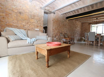 Design Finca mit viel Wohnkomfort in exklusiver Ausstattungsqualität. Sie mieten ein historisches Landhaus im Osten Mallorcas für 10 Personen mit kindersicheren Pool, Sommerküche für gemütliche Grillabende mit Familie und Freunden.