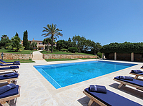 Luxus Anwesen für 12 bis 16 Personen mit Meerblick an der Ostküste Mallorcas mit Chlorfreien Pool, Obstgarten, Klimaanlage und Zentralheizung zur Ferienmiete. EIn absolutes Highlight dieser Ferienhaus Villa ist der hauseigene Golfplatz mit Driving Range.
