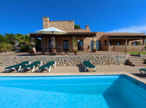Vorzügliches Ferienhaus an der Ostküste Mallorcas mit Meerblick und beeindruckender Poolgrösse. Nahe Strand und Golfplatz werden hier Urlaubsträume Wirklichkeit.