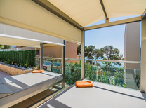 Dieses Luxusferienhaus, gelegen in Alcanada bei Alcudia im Norden Mallorcas stellt mit seiner elitären und hochwertigen Ausstattung das ideale Urlaubsdomizil für eine Reisegruppe für bis zu 11 Personen dar.