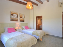 Luxus Anwesen in Inselmitte mit Pool, Klimaanlage, Garten, Internetzugang und überdachter Terrassen für einen Mallorca Urlaub für besonders anspruchsvolle Feriengäste.