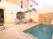 Hier mieten Sie ein charmantes Stadthaus der Luxus Klasse bei Petra in Inselmitte mit Pool, Klimaanlage, Fussbodenheizung, Kamin und schöner Terrasse für 8 Personen zum attraktiven Preis.