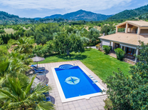 Modernes Ferienhaus mit Pool nahe der Tramuntana Berge mit herrlichen Weitblick über die Insel. Ein Ferienhaus mit vielen Extras eingebettet in die hügelige Landschaft