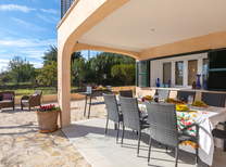 Neues Ferienhaus in der Ferienvermietung auf Mallorca im Angebot mit großem Swimmingpool und Terrassenbereich Nähe Manacor an der Nordostküste Mallorcas.