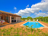 Barrierefreies Finca-Ferienhaus in Mallorcas Inselmitte mit großem Pool, Klimaanlage, Kamin und Internet. Ihr Hund ist in dieser Finca willkommen.
