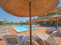 Ferienhaus mit separaten Wohnbereichen bestehend aus 3 Fincas für bis zu 34 Personen in Inselmitte von Mallorca mit Pool, Kinderpool, BBQ Grill, Kinderspielplatz und Internet, optimal für große Reisegruppen zu mieten