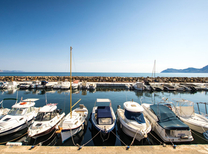 Luxus Ferienhaus direkt am Yachthafen mit Meerblick und in Strandnähe an der schönen Nordküste von Mallorca mit Innen - Pool, Klimaanlage, Internetzugang und BBQ Grill mit schönen Sonnenterrassen und komfortabler Ausstattung.