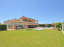 Ferienhaus mit separaten Wohnbereichen bestehend aus 3 Fincas für bis zu 34 Personen in Inselmitte von Mallorca mit Pool, Kinderpool, BBQ Grill, Kinderspielplatz und Internet, optimal für große Reisegruppen zu mieten