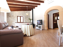 Ortsnahe Finca bei Arta im Nordosten Mallorcas. Ferienhaus in Alleinlage mit Kindersicherung am Pool, Internet und Klimaanlage