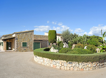 Ferienhaus mit separaten Wohnbereichen bestehend aus 3 Fincas für bis zu 34 Personen in Inselmitte von Mallorca mit Pool, Kinderpool, BBQ Grill, Kinderspielplatz und Internet, optimal für große Reisegruppen zu mieten