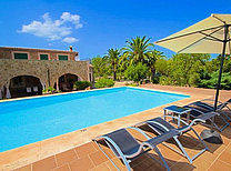 In unmittelbarer Umgebung der charmanten Ortschaft Selva liegt das ebenerdige Ferienhaus, ideal für Familien mit Kleinkindern oder Senioren. Finca mit Ausblick, extra großem Pool und rustikalem Charme im Norden von Mallorca.