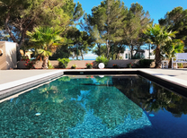Sie suchen ein modernes Ferienhaus in Traumlage für den nächsten Mallorca Urlaub mit Pool, Meerblick, Safe für Ihre Wertsachen? Dieses Haus ist genau das richtige, Hunde sind erlaubt und von der überdachten Terrasse haben Sie einen schönen Weitblick
