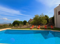 Behagliches Dorfhaus mit Pool, Internet und Klimaanlage in der idyllischen Ortschaft Buger im Norden von Mallorca. Leihwagen aufgrund der zentralen Lage nicht notwendig. Supermarkt und Sehenswürdigkeiten können bequem zu Fuß erreicht werden