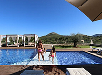 Moderne Landhaus Luxus Villa direkt am Meer und Badestrand an der beliebten Ostküste von Mallorca. Garten mit Pool, Whirlpool, Kinderschwimmbecken und Sommerküche. Alle Schlafzimmer verfügen über SAT - TV und Klimaanlage.
