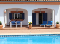 Sie suchen ein modernes Chalet mit Klimaanlage, Pool, Außendusche und Parkplatz im Süden von Mallorca preiswert zum mieten? Dann wird Sie dieses Mietobjekt an der Südküste von Mallorca mit schöner Dachterrasse und Meerblick überzeugen.