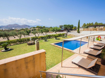 Meerblick Chalet an der Nordküste von Mallorca mit Klimaanlage, 2 separate Wohnbereiche, allergikerfreundlichen Pool, gemauerten Grill und Sonnenterrasse für bis zu 9 Personen zur Ferienanmietung.
