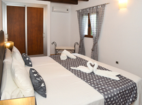 Ferienhaus mit separaten Wohnbereichen bestehend aus 3 Fincas für bis zu 34 Personen in Inselmitte von Mallorca mit Pool, Kinderpool, BBQ Grill, Kinderspielplatz und Internet, optimal für große Reisegruppen zu mieten