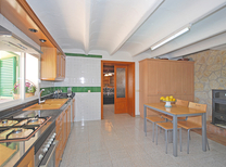 Ferienhaus mit separaten Wohnbereichen bestehend aus 3 Fincas für bis zu 34 Personen in Inselmitte von Mallorca mit Pool, Kinderpool, BBQ Grill, Kinderspielplatz und Internet, optimal für große Reisegruppen zu mieten