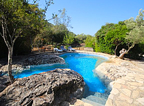 Ein Ort voller Magie und Leidenschaft. Finca der Sonderklasse für 4 Personen. Der Pool befindet sich eingewachsen in die Naturlandschaft auf Mallorca.