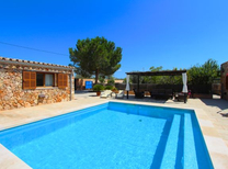 Hier mieten Sie eine gemütliche Finca am Ortsausgang von Campus im Süden von Mallorca nahe Es Trenc Strand mit zwei separaten Wohneinheiten, Pool, Internet, Klimaanlage, Aussenküche und Obstgarten.