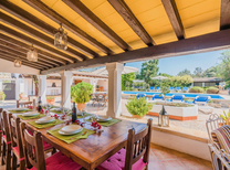 Landhaus im Inselnorden von Mallorca mit Grillhaus, Pool, Außenküche und Internet für bis zu 10 Personen. Die ideale Mallorca Ferienunterkunft für große Reisegruppen und Familien.
