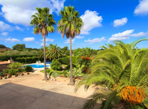 Gepflegtes Ferienhaus zur Ferien Vermietung mit Pool, Außenküche, Garten mit Pool und Rasenfläche, separate Wohneinheit für Feriengäste und gemütliche Terrassen für einen erholsamen Mallorca Ferien Aufenthalt an der schönen Ostküste.