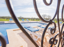 Sie sind auf der Suche nach einem geeigneten Ferienhaus für die Gruppenreise nach Mallorca? Diese 12 Personen Finca mit Pool, Kinderschwimmbecken, Sommerküche, Grillhaus und Klimaanlage ist ein idealer Ausgangspunkt für Ihre Unternehmungen.